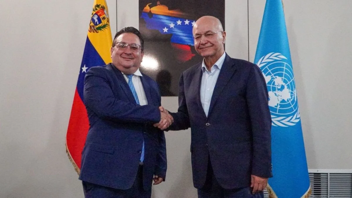 El canciller Félix Plasencia y el alto comisionado Barham Salih se dan la mano