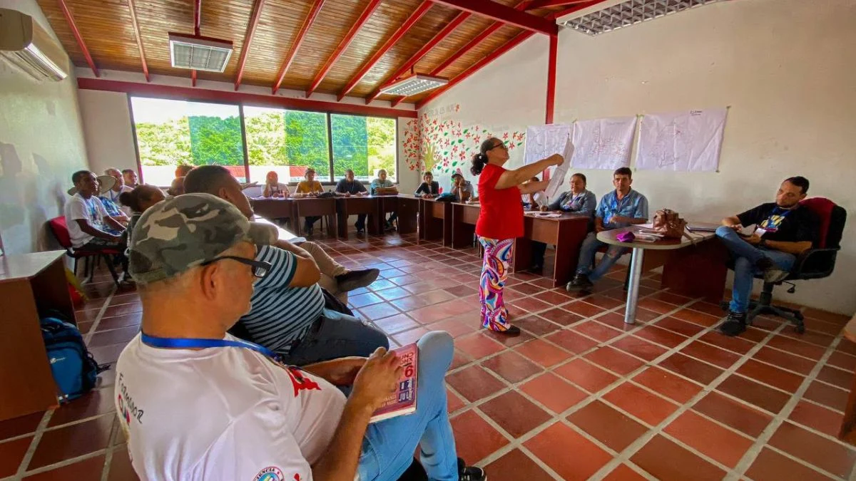 Reunión comunitaria en un salón