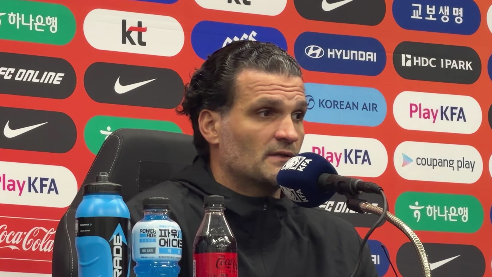 Oswaldo Vizcarrondo en la conferencia de prensa posterior al partido ante Corea del Sur en Ulsan