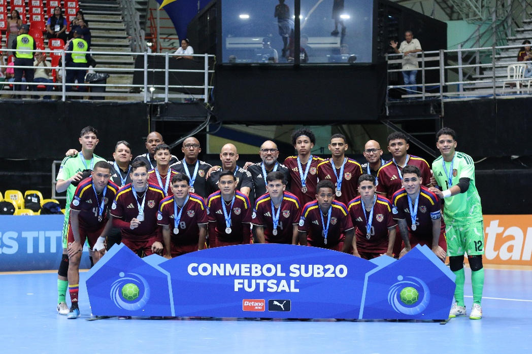 La selección venezolana Sub-20 de futsal posa con la medalla de plata del CONMEBOL
