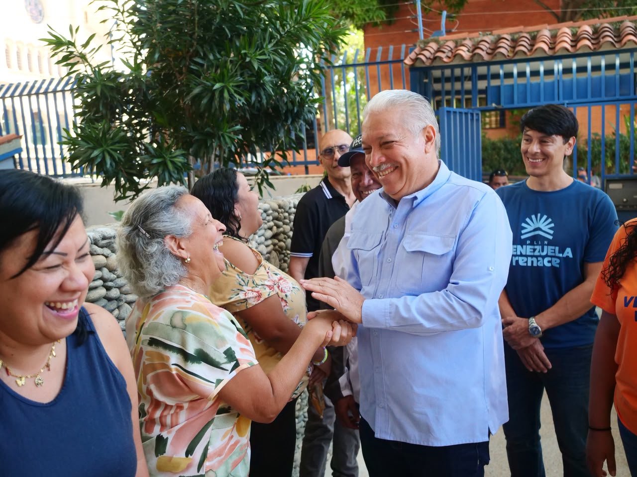 El gobernador Elio Serrano saluda a vecinas del urbanismo Mirador de Caiza