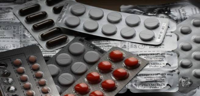 Blísteres de pastillas y cápsulas de varios colores, unos sobre otros