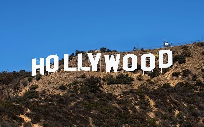 El letrero de Hollywood en una colina de Los Ángeles, bajo un cielo despejado