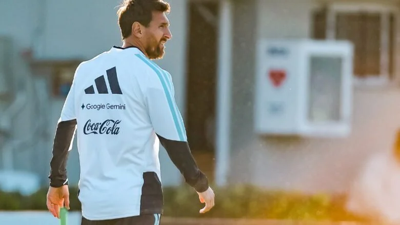 Lionel Messi, de espaldas y con la camiseta de entrenamiento de la selección argentina, en una práctica