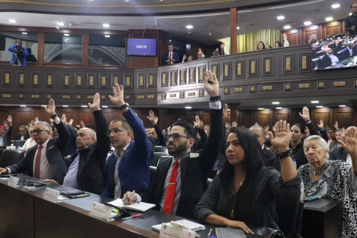 Diputados levantan la mano para votar en el hemiciclo de la Asamblea Nacional