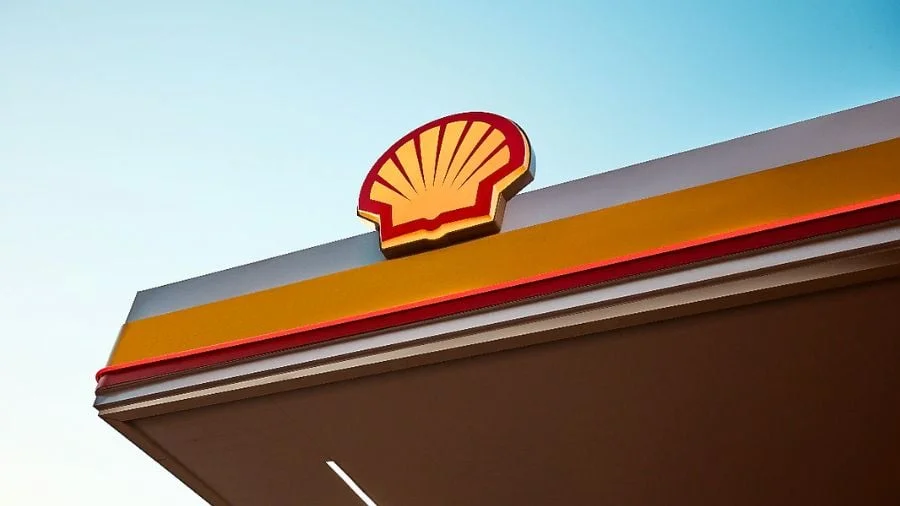 El logo de Shell en el techo de una estación de servicio, contra el cielo