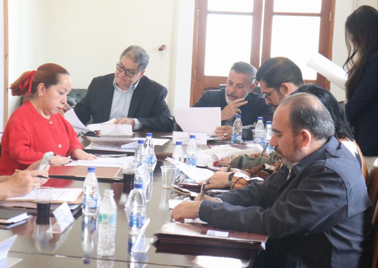 Diputados revisan documentos en una mesa de trabajo de la Asamblea Nacional