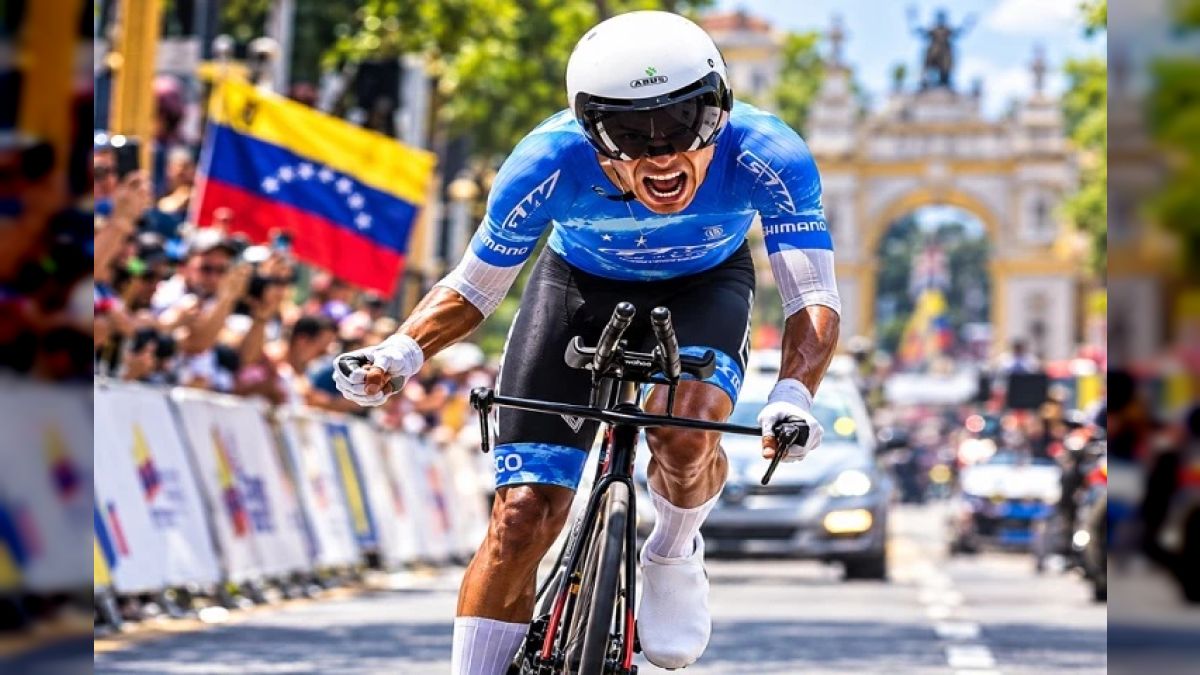 Brandon Rojas pedalea en una contrarreloj de la Vuelta a Venezuela