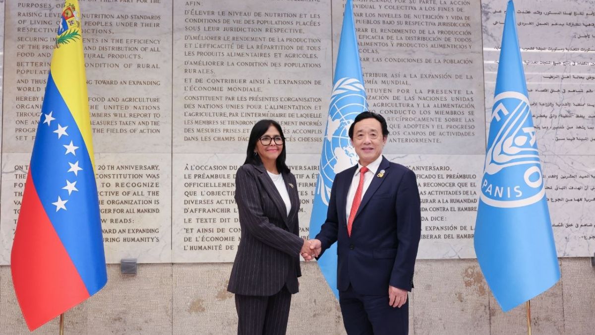 Delcy Rodríguez saluda al director general de la FAO, Qu Dongyu, en la sede de la organización en Roma