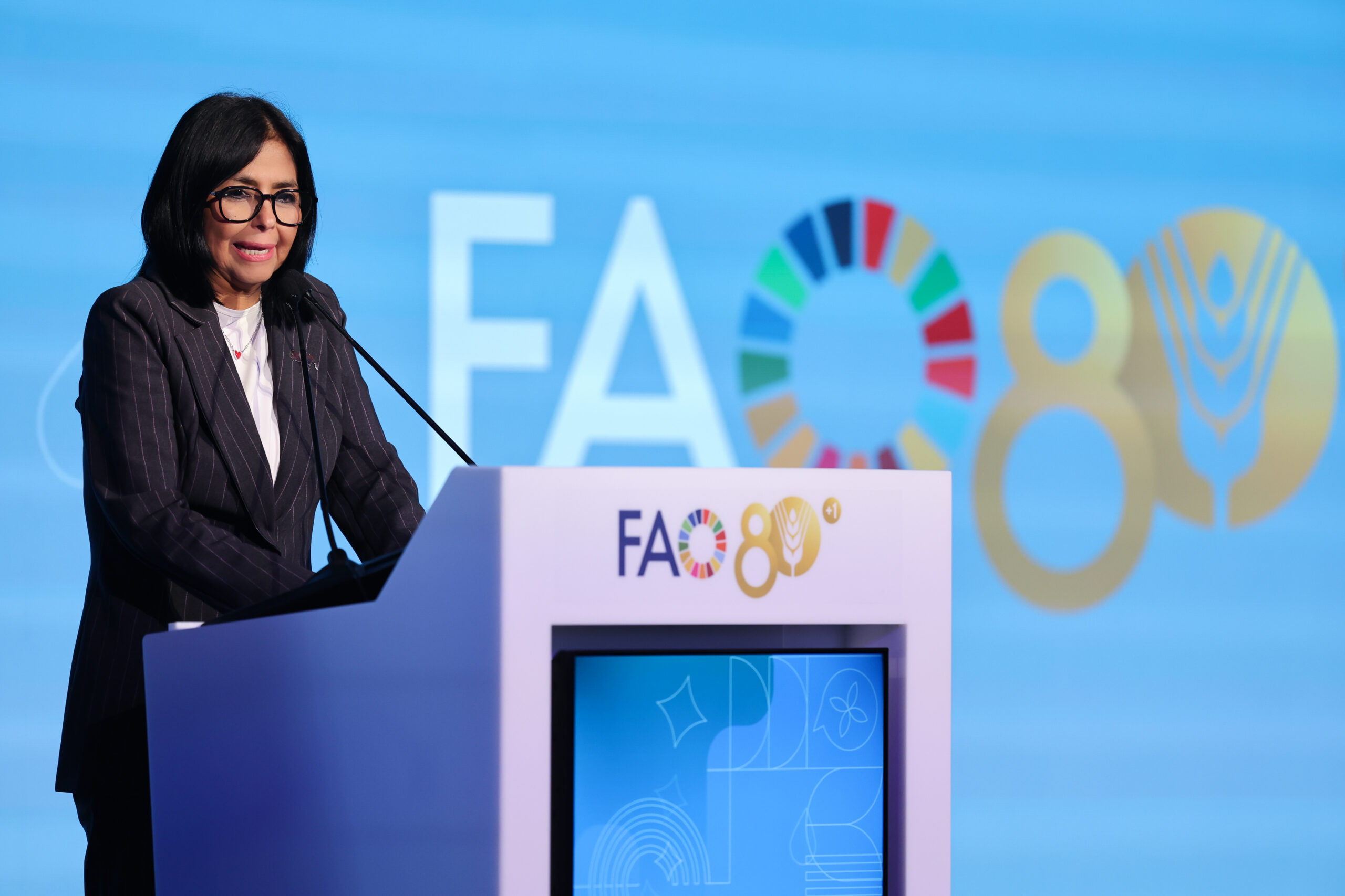 Delcy Rodríguez habla desde el atril del Foro Mundial de la Alimentación, en la sede de la FAO en Roma