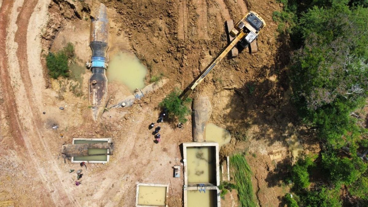Vista aérea de la reparación de la tubería en la estación de bombeo Tulé, con una retroexcavadora y trabajadores junto a la tubería