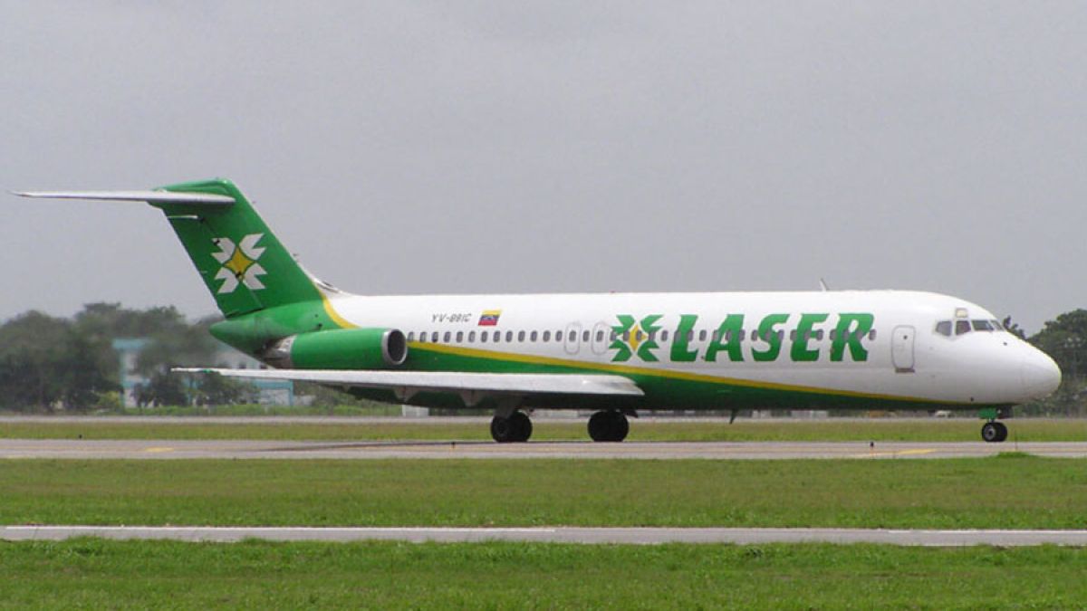 Avión de Laser Airlines en la pista de un aeropuerto
