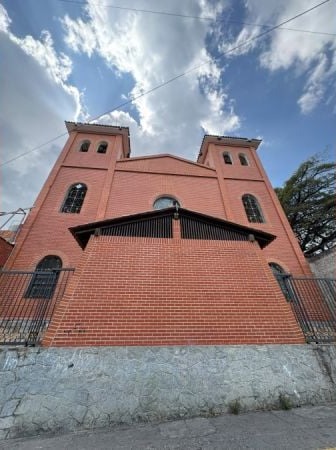 Fachada de ladrillo de la iglesia San Francisco Javier de Lídice, en Caracas