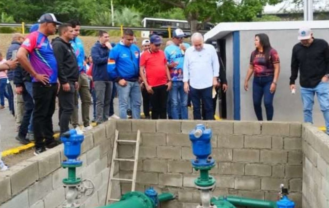 Autoridades y vecinos junto a las tuberías de la estación de rebombeo de Alvarenga, en Charallave