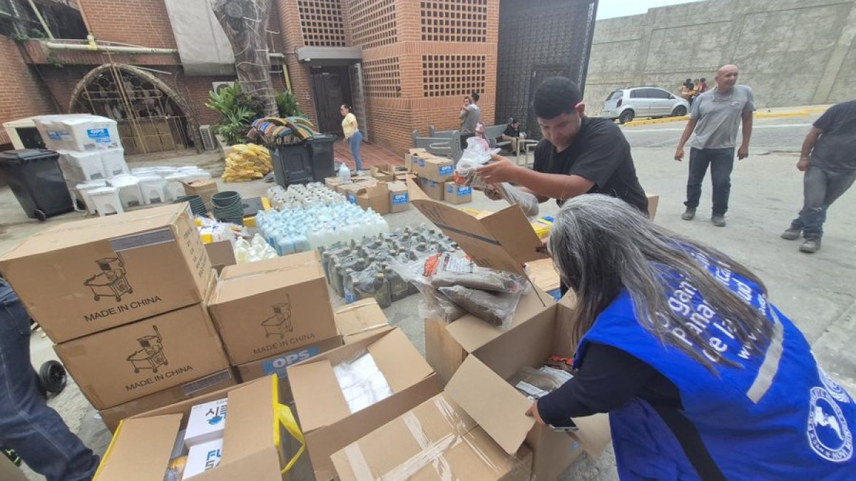 Personal revisa cajas de insumos en un hospital