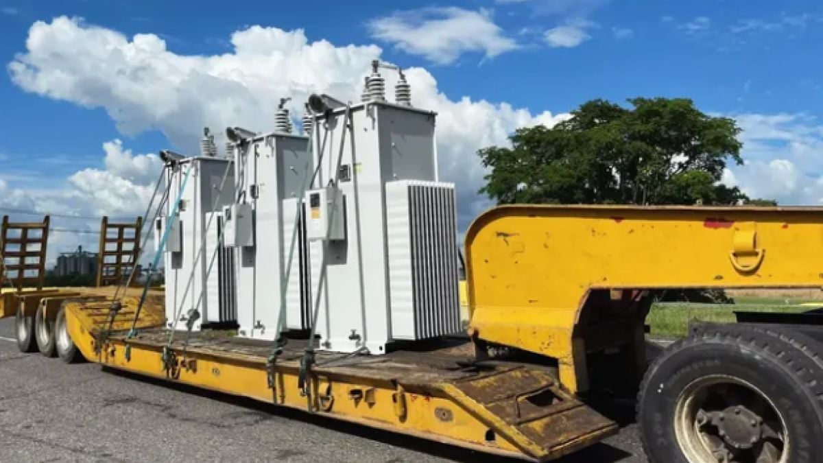 Autotransformador eléctrico sobre una gandola durante su traslado