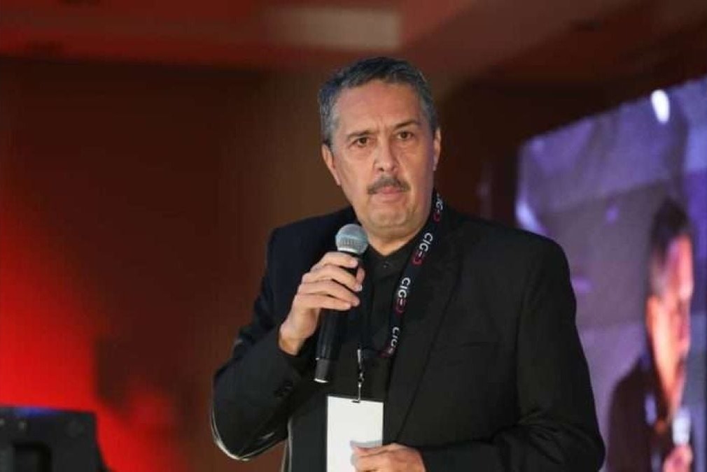 Ramón Lobo habla con un micrófono en la Cumbre Internacional de Gerencia Pública y Economía Digital