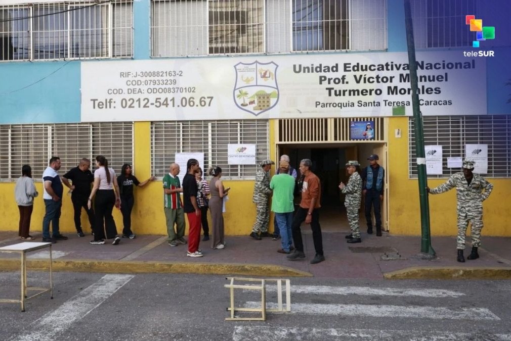 Votantes y efectivos de la FANB a la entrada de la Unidad Educativa Víctor Manuel Turmero Morales, en Caracas