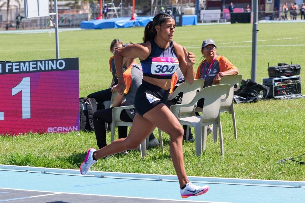 Una atleta corre en la pista durante el Campeonato Suramericano sub-23