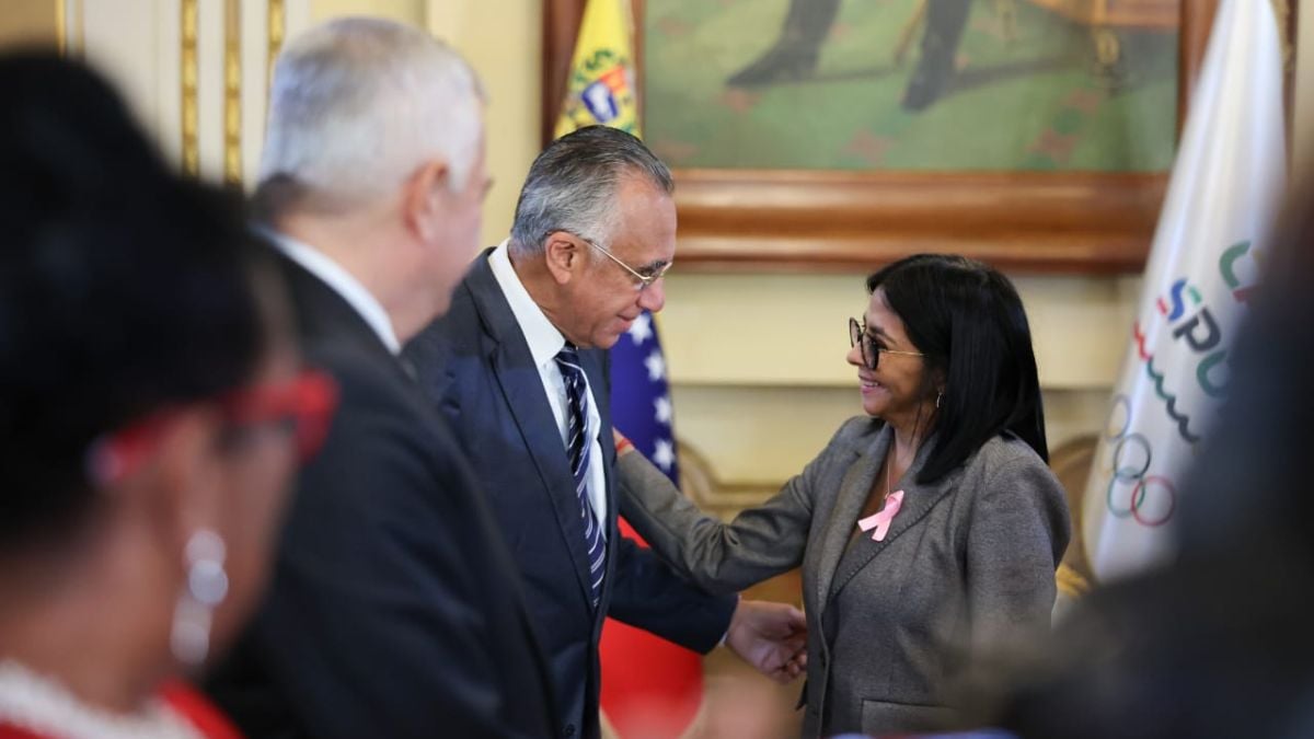 Delcy Rodríguez saluda a Luis Mejía Oviedo en un salón del Palacio de Miraflores