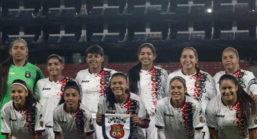 Las jugadoras del Caracas FC posan antes de un partido de la Copa Libertadores Femenina en Quito