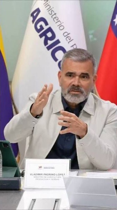 Vladimir Padrino López habla sentado ante una mesa