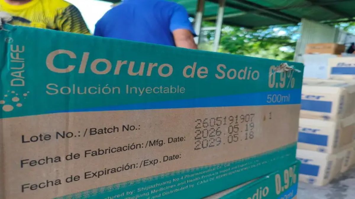 Cajas de solución inyectable de cloruro de sodio apiladas