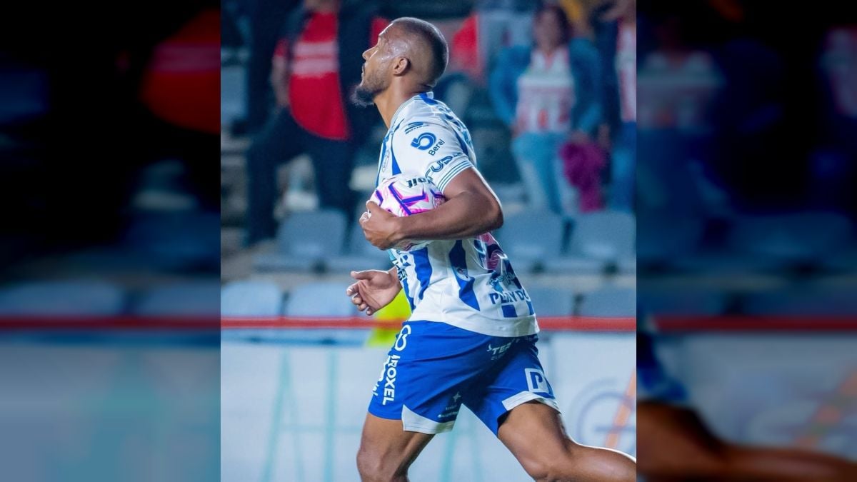 Salomón Rondón corre con el balón bajo el brazo, con la camiseta del Pachuca