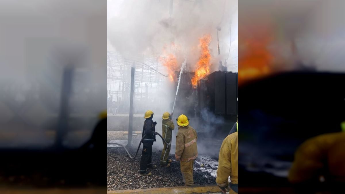 Bomberos lanzan agua sobre un transformador en llamas en la subestación El Manzano
