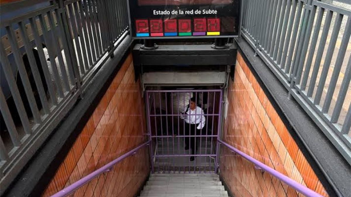 Entrada de una estación del subte con la reja cerrada