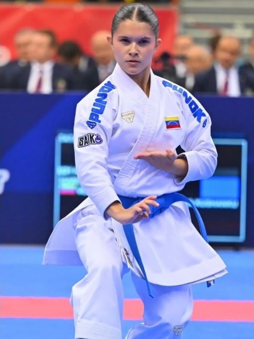 Daniela García, con kimono blanco, durante una ejecución de kata