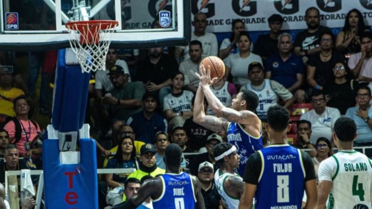 Un jugador lanza un tiro en jugada durante un partido de la Liga Superior de Baloncesto