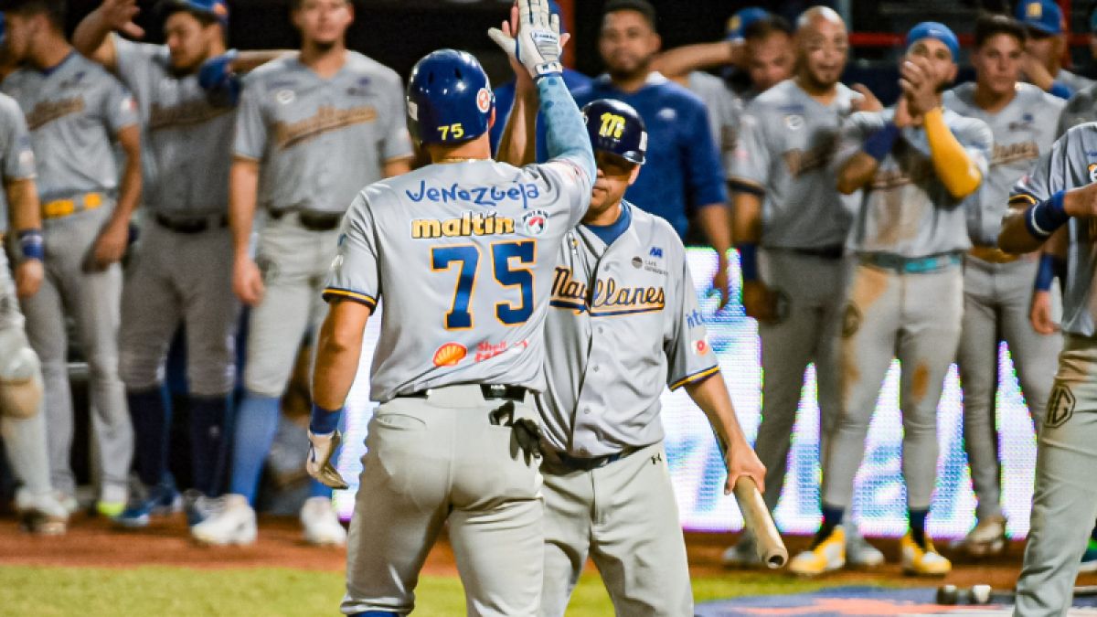 Peloteros de Magallanes celebran en el terreno
