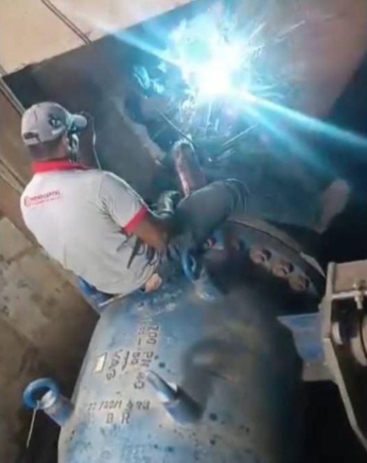 Un trabajador suelda una pieza de una tubería