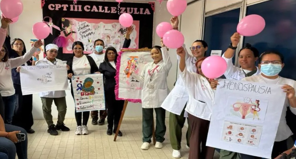 Personal de salud en una jornada contra el cáncer de mama