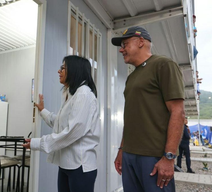 Delcy Rodríguez y Jorge Rodríguez en la puerta de una de las viviendas transitorias de Ciudad Caribia