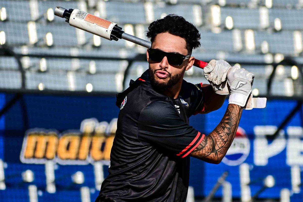 Samuel Zavala, de Cardenales de Lara, con lentes oscuros y un bate al hombro