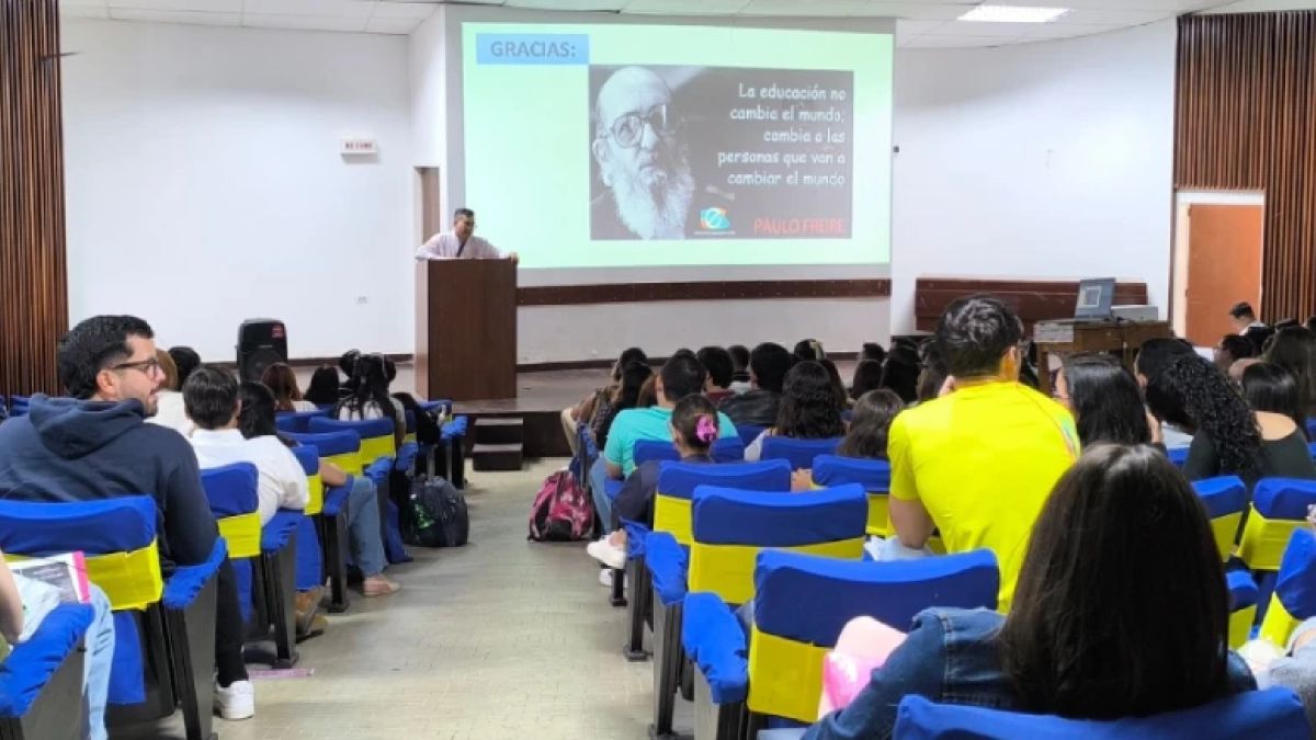 Público en un auditorio escucha una charla