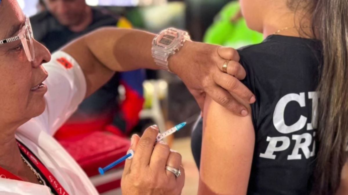 Una enfermera aplica una vacuna en el brazo de una persona