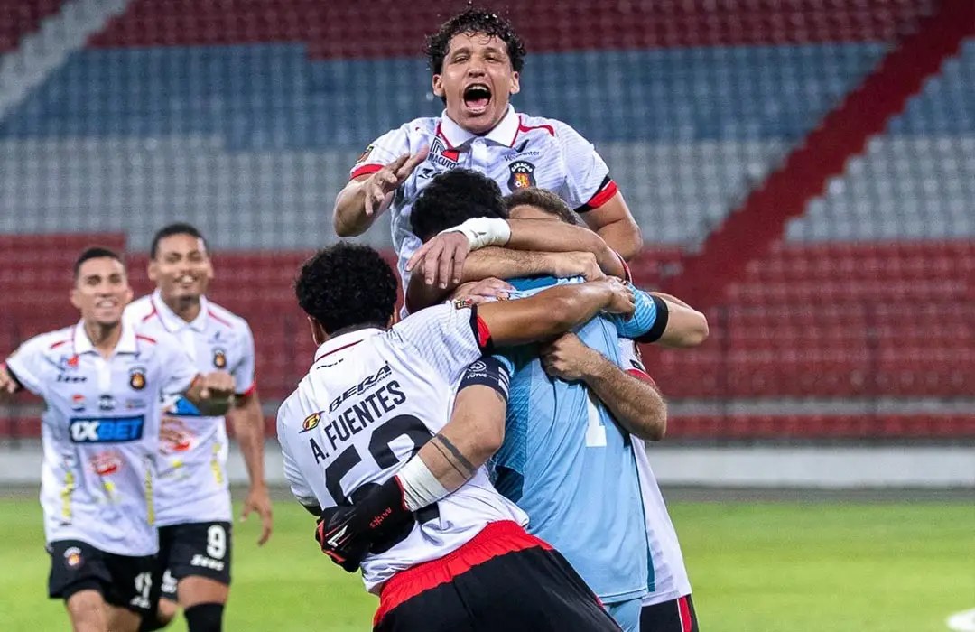 Jugadores del Caracas FC abrazan a su arquero