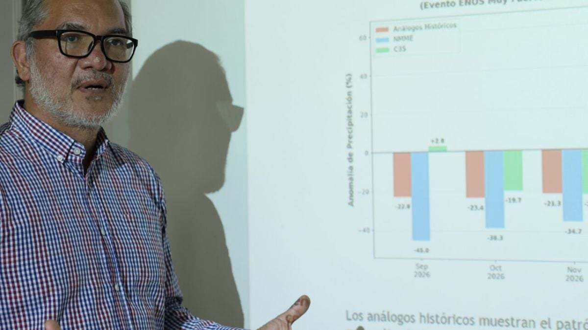 Carlos Méndez, del IVIC, explica un gráfico de anomalías de precipitación proyectadas
