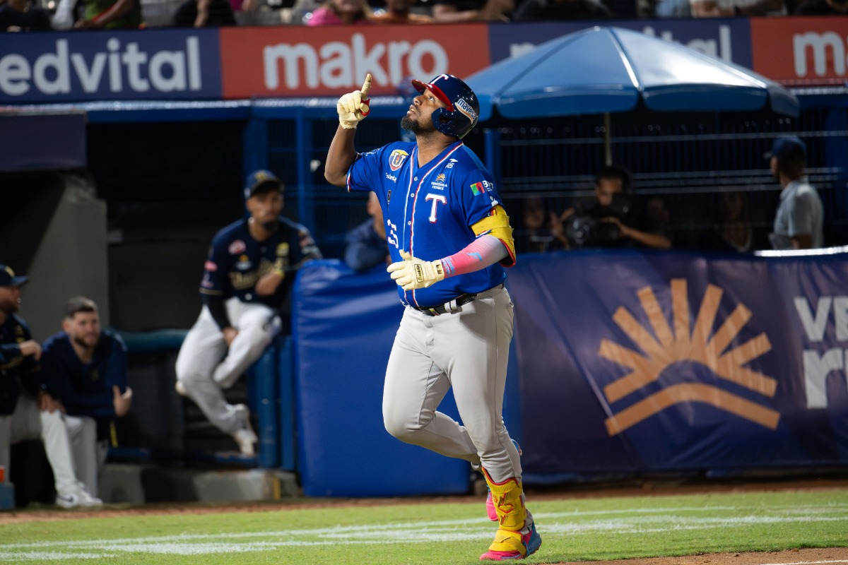 Alexander Palma, de Tiburones de La Guaira, señala al cielo tras su jonrón
