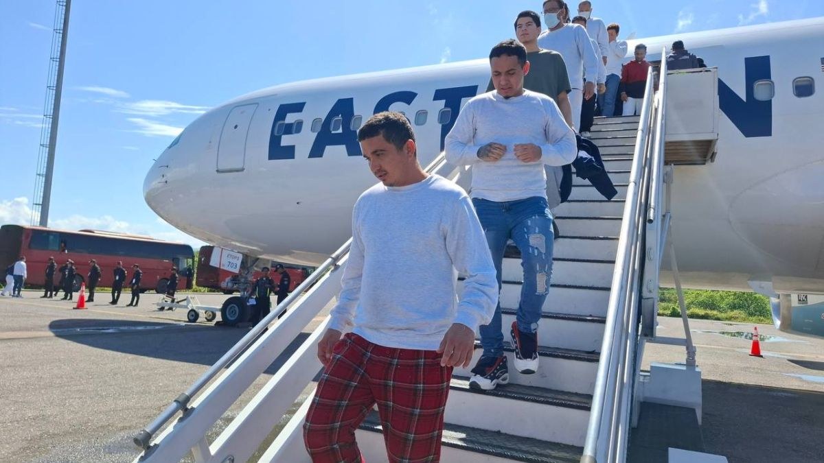 Hombres bajan por la escalerilla de un avión de Eastern