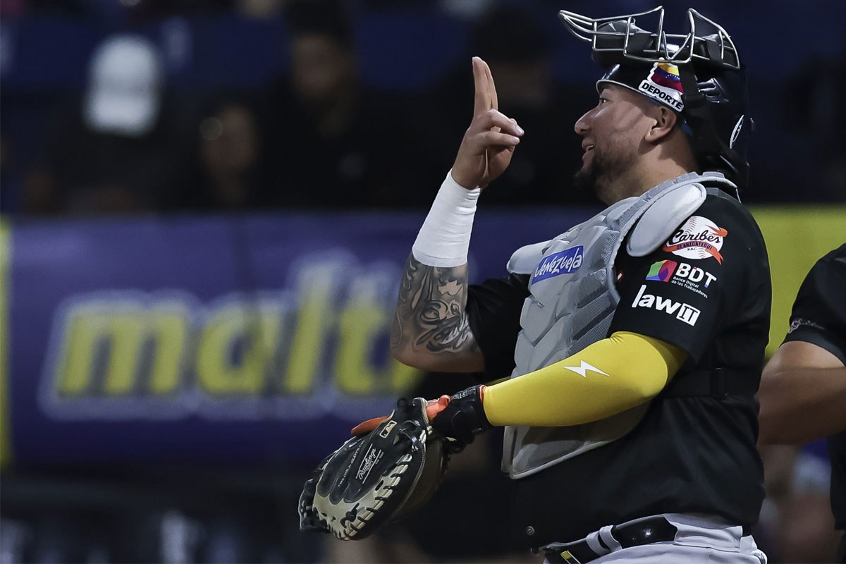 Jesús Sucre, receptor de Caribes de Anzoátegui, levanta un dedo durante un juego