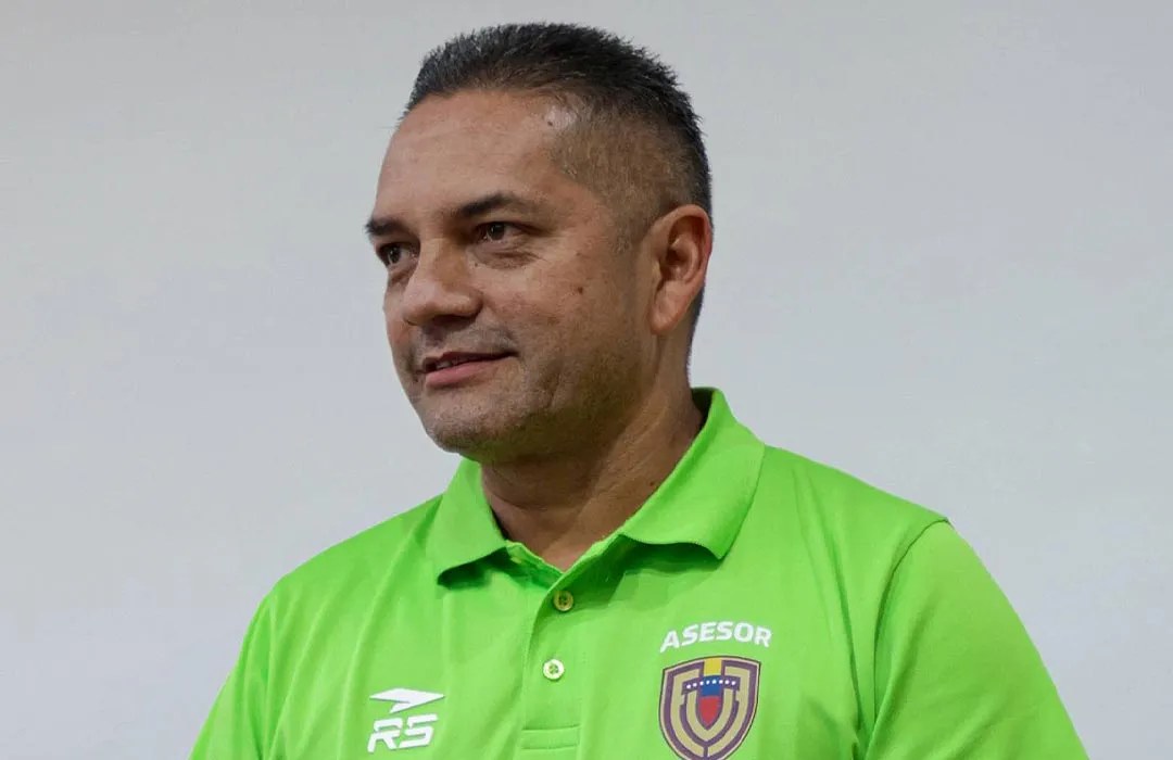 Manuel Benítez, con una camisa verde de la Federación Venezolana de Fútbol