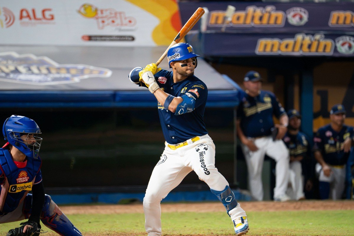 Un bateador espera el lanzamiento en el plato durante un juego de béisbol