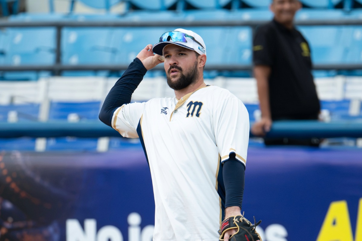 Un jugador del Magallanes con gorra y guante en el terreno de un estadio