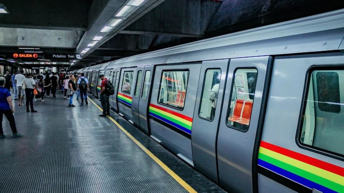 Andén de una estación del Metro de Caracas con un tren detenido y pasajeros