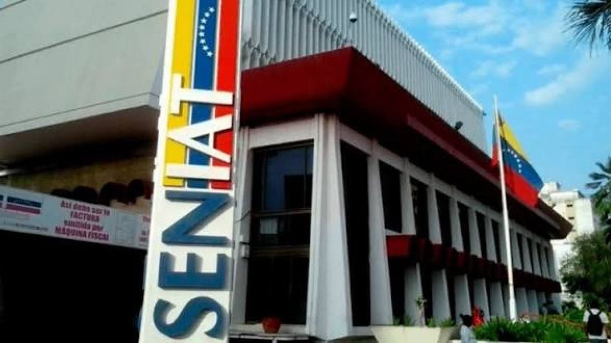 Fachada de una sede del Seniat con la bandera de Venezuela