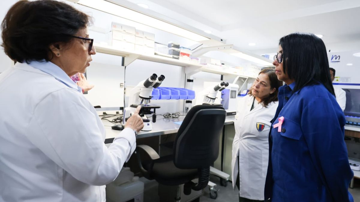Autoridades recorren las instalaciones de un hospital
